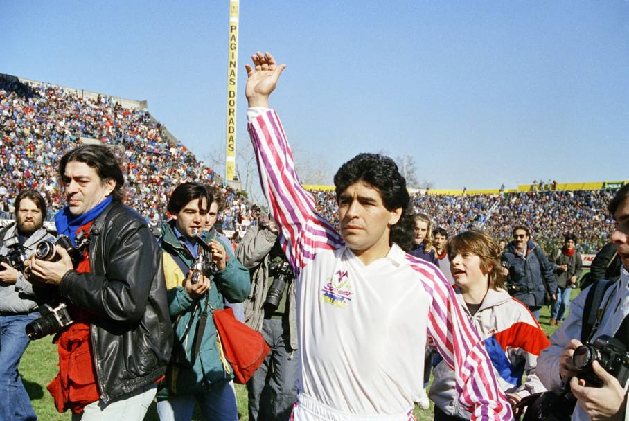Il 3 agosto, 1991, a Buenos Aires, saluta il pubblico durante una partita di esibizione. Maradona era stato sospeso dal calcio professionistico. (Ap)